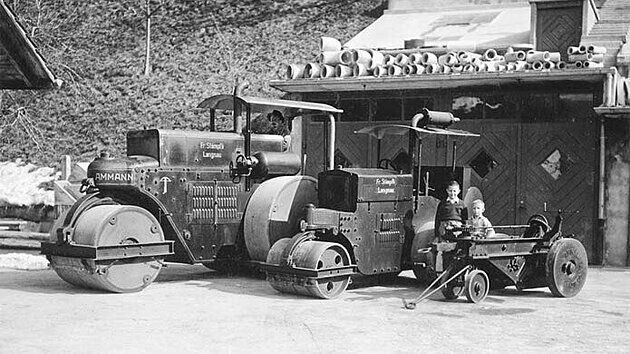 1937 - Fritz (li.) und Hans (re.) Stämpfli vor dem Magazin an der Oberstrasse 24. Im Bild die Ammann-Walzen Nr. 2 und 3 (12 t und 3.5 t), Baujahr ca. 1930